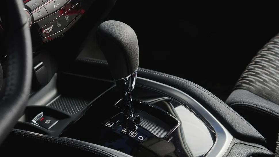 Este legal să conduci o mașină automată dacă ai făcut școala pe manuală? Foto/Profimedia