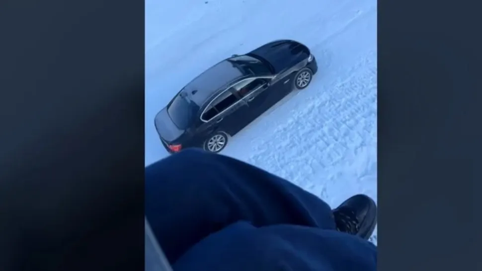 BMW folosit pe post de „sanie” – șofer surprins urcând pe pârtia de schi cu mașina