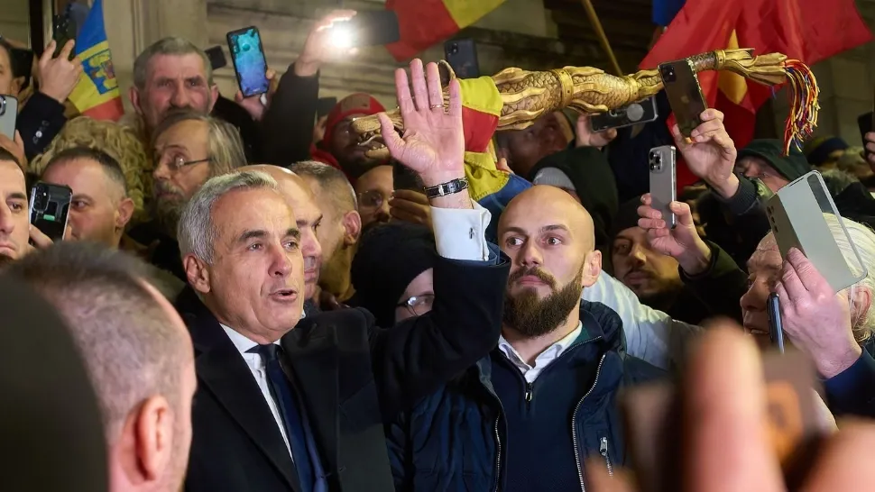 Românii vin în număr mare la Marea Horă a Unirii Neamului din Parcul Tineretului, pentru a fi alături de președintele ales Călin Georgescu
