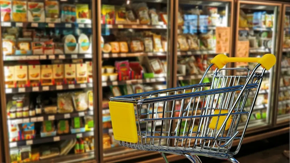 Românii, PĂCĂLIȚI la supermarket: cum se vând, de fapt, alimentele EXPIRATE/ Arhivă foto