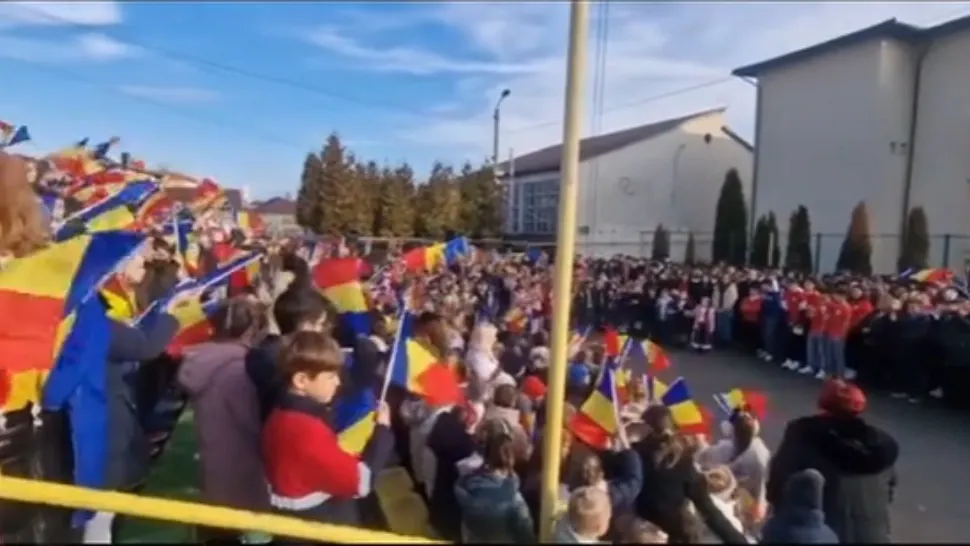 Momente emoționante la o școală din Zalău. Elevii, părinții și profesorii, uniți prin versuri patriotice