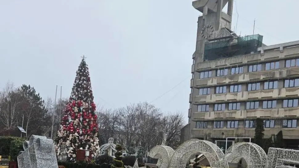 Motivul bizar pentru care un oraș din România nu a renunțat încă la decorațiunile de Crăciun. FOTO: Facebook