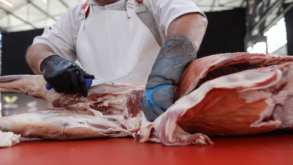 Sute de kilograme de carne de porc, retrase de la comercializare. Pericol uriaș pentru consumatori / Foto: Inquam Photos