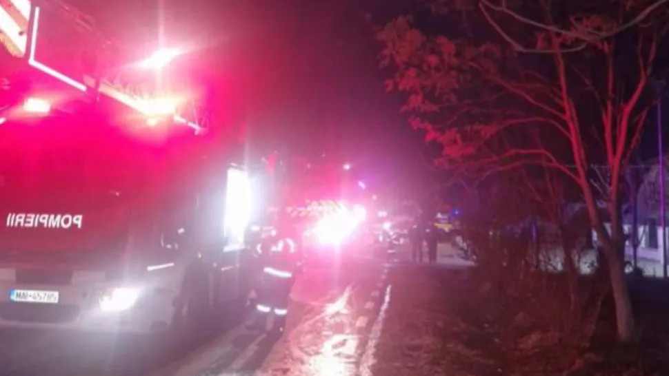 Casă cuprinsă de flăcări în județul Arad: 4 persoane, scoase inconștiente din incendiu și transportate la spital/ Captură aradon.ro