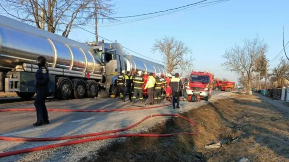 Accident între două autocisterne în județul Suceava. FOTO: ISU Suceava