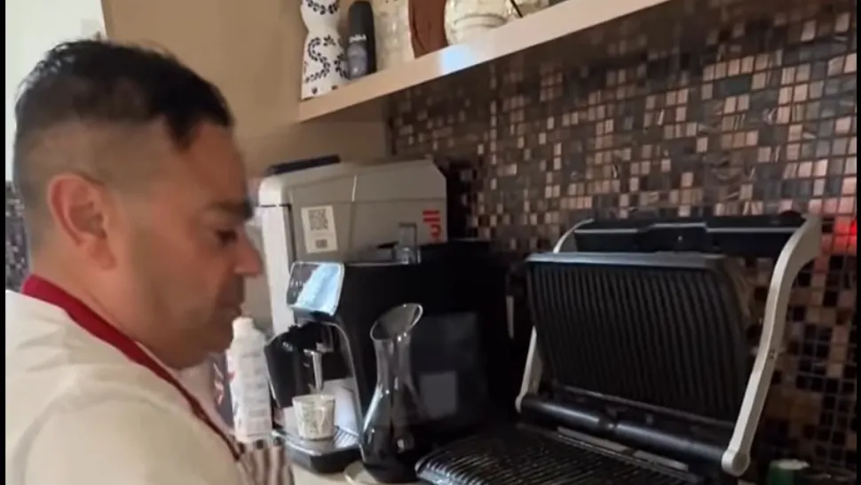 Cum faci grătar după o rețetă ROMÂNEASCĂ. Adrian Minune face minuni la la grătar - VIDEO