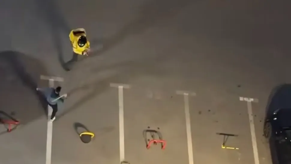 Scene de coșmar, într-un parc din București: livratori atacați cu lopeți, indicatoare rutiere și chiar cu o seceră!
