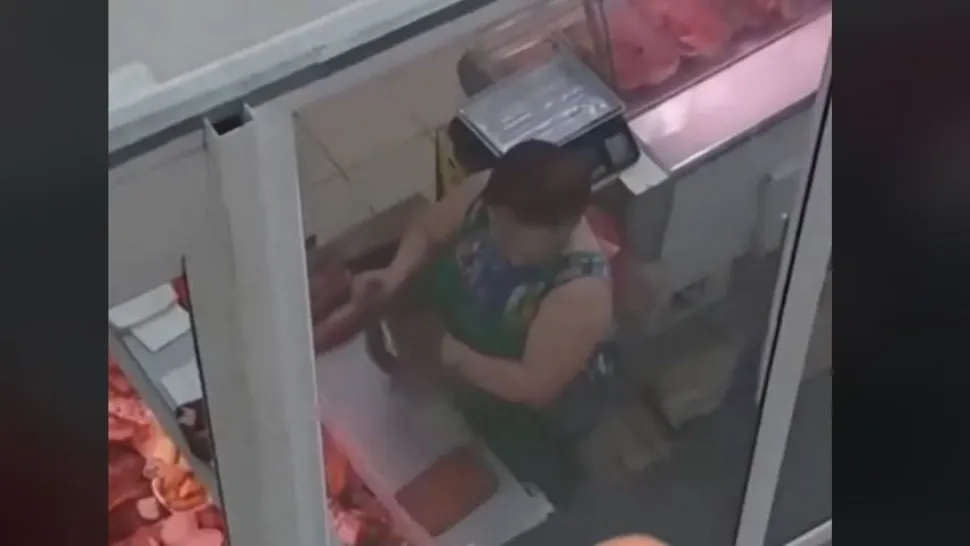 Femeia nu respectă nicio regulă de igienă. Foto/Captură video