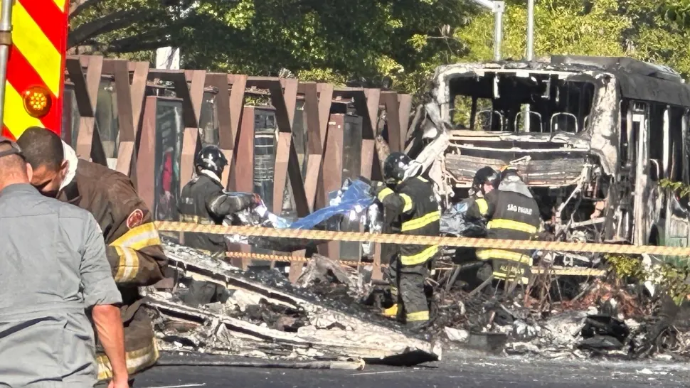 Un avion s-a prăbușit peste un autobuz, pe autostradă. Intervenție disperată pentru salvarea victimelor - VIDEO