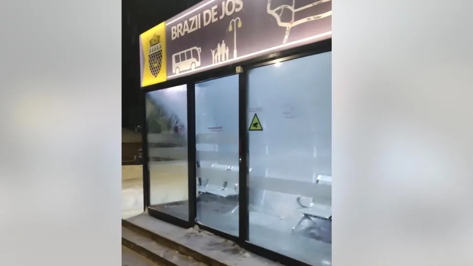 Comuna din România care are stații de transport încălzite: în Capitală, călătorii tremură în zăpadă până la genunchi - VIDEO