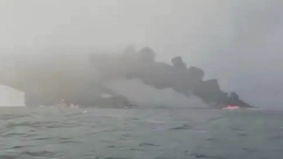 Petrolier în flăcări, după ce a intrat în coliziune cu o navă de marfă în largul coastei Angliei. Operațiuni de salvare contracronometru/ Captură video