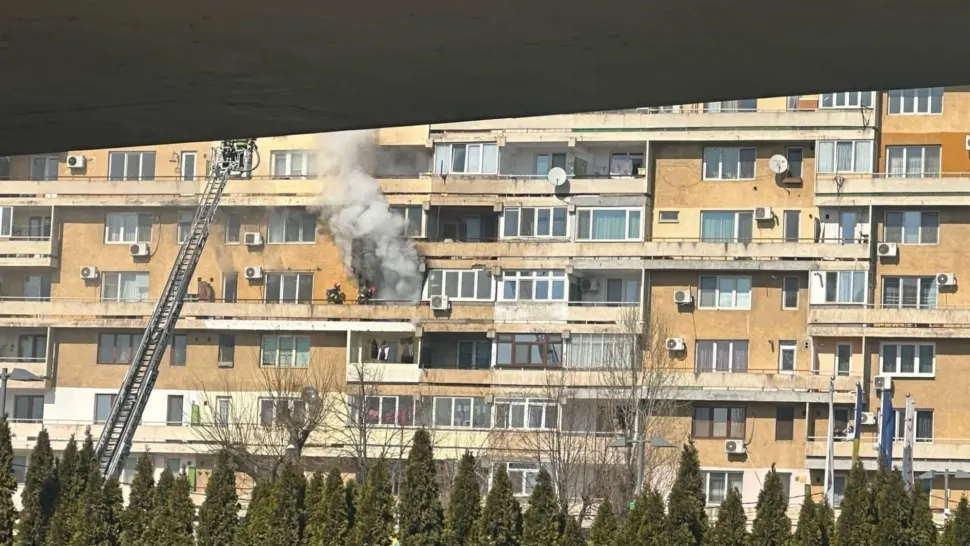 Incendiu puternic într-un bloc din centrul Craiovei. FOTO: newsflux.ro