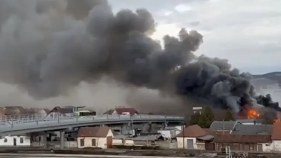 Incendiu violent la un depozit din Sibiu. Autoritățile au emis mesaj RO-Alert - FOTO/VIDEO