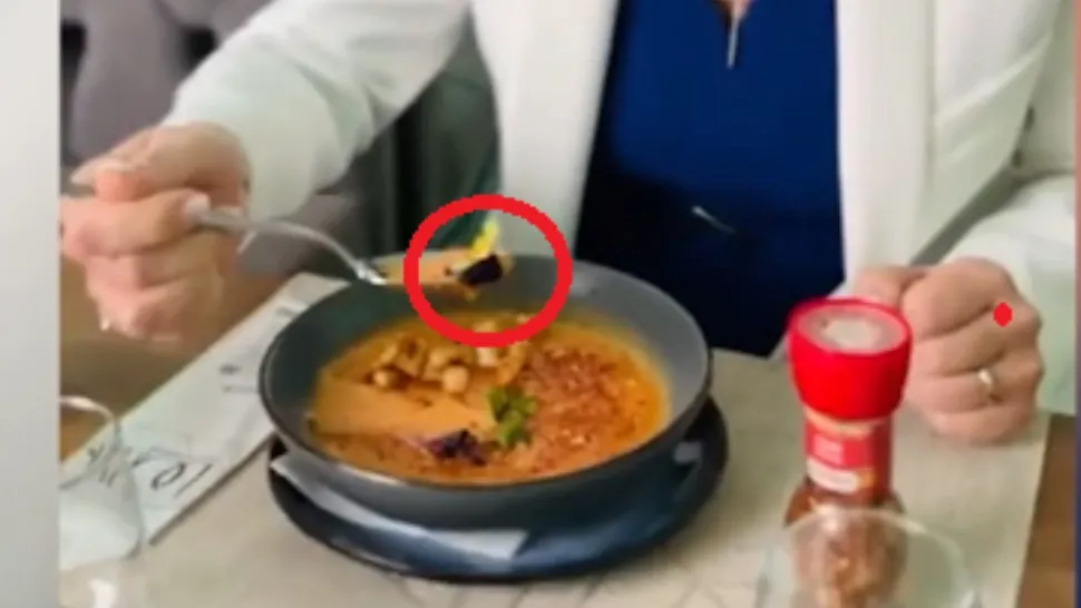 Lasconi vrea să impresioneze electoratul și mănâncă ... panseluțe! Imagini inedite