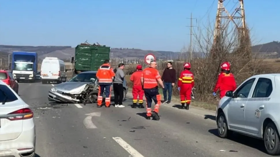 Trafic blocat pe o șosea intens circulată din județul Sibiu. O mașină s-a izbit violent de un camion