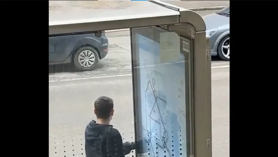 Scene de sex cu un tânăr excitat și un PANOU dintr-o stație de autobuz din Constanța - VIDEO