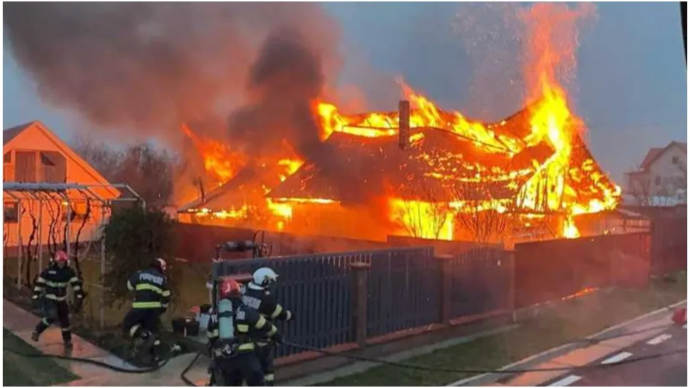 Incendiu devastator într-un sat din județul Bacău. FOTO: ISU Bacău