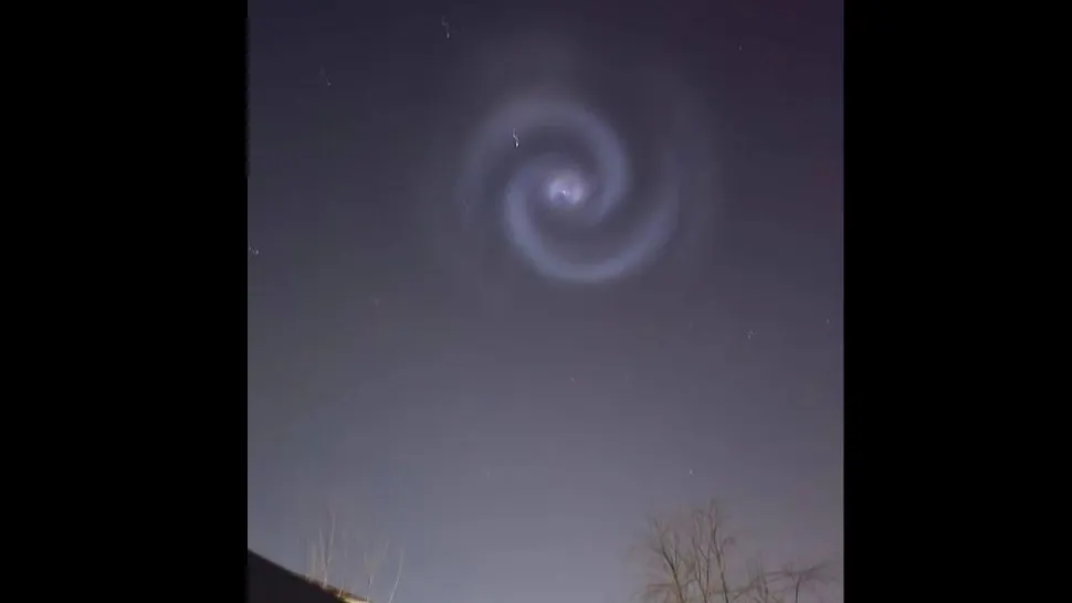 Spirale luminoase ciudate văzute pe cerul României. Foto/Meteoplus