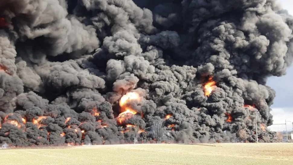 Un tren încărcat cu benzen a deraiat, în Cehia. Incendiu devastator: flăcări de 20 de metri înălțime - VIDEO