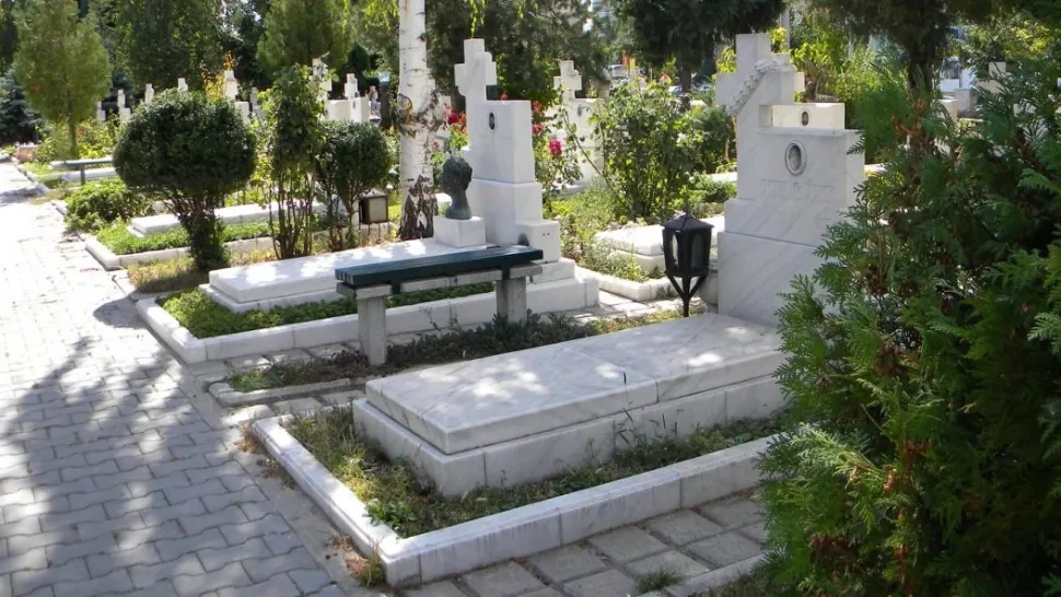 Greșeala colosală pe care foarte mulți români o fac în cimitir. FOTO: ACCU