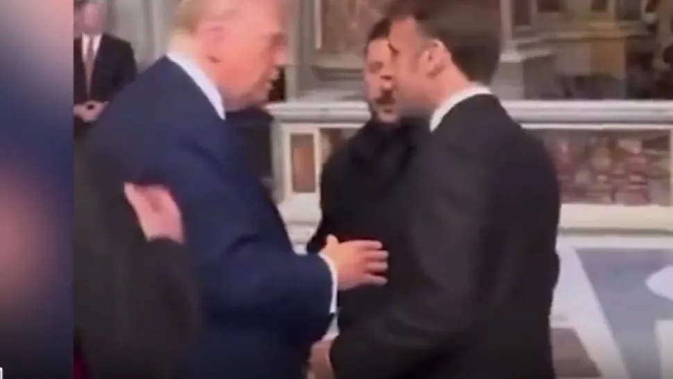 Trump l-a lăsat cu mâna întinsă pe Macron la funeraliile Papei. Imagini halucinante VIDEO / Captură video