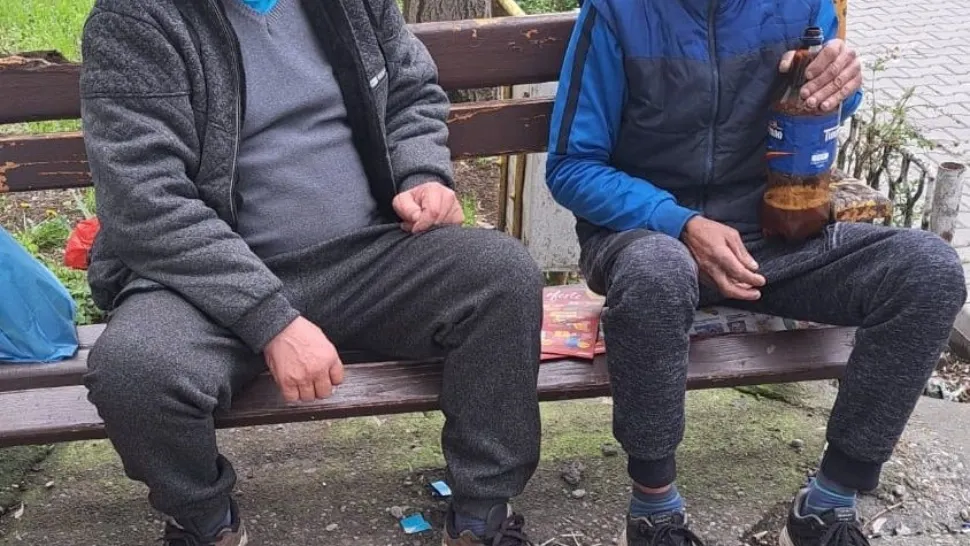 Berea băută în spațiul public costă MULT: amenzi de sute de lei pentru doi bărbați