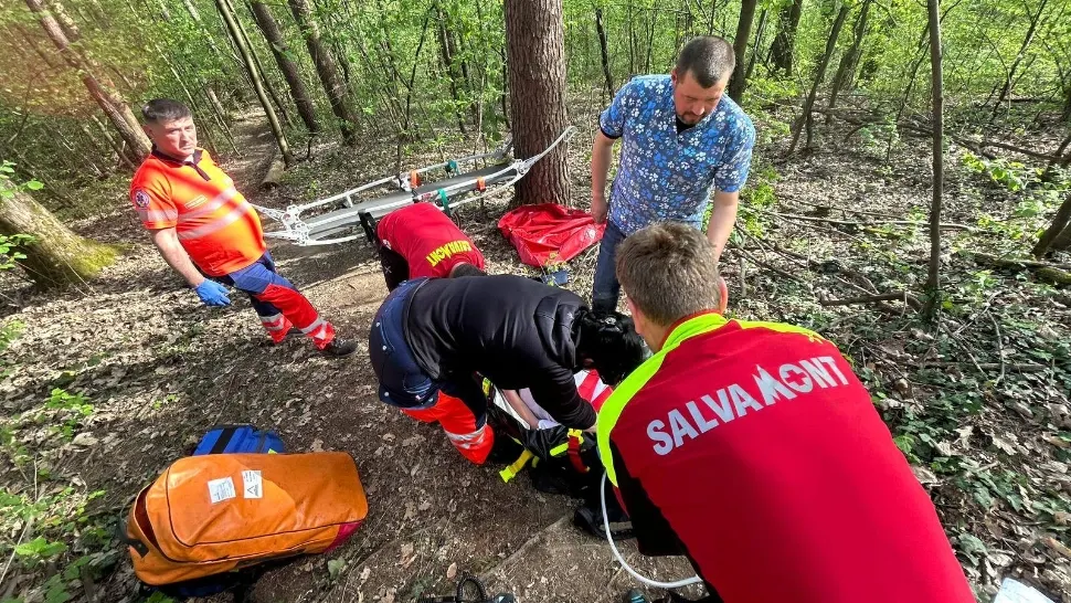 Adolescent de 14 ani, recuperat de salvamontişti după ce s-a accidentat pe un traseu de mountain bike/ Salvamont Maramureș