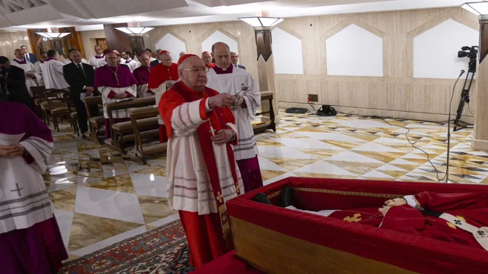 Ceremonie solemnă la Vatican: Papa Francisc va fi condus pe ultimul drum în veșminte roșii. Care este codul vestimentar impus participanților