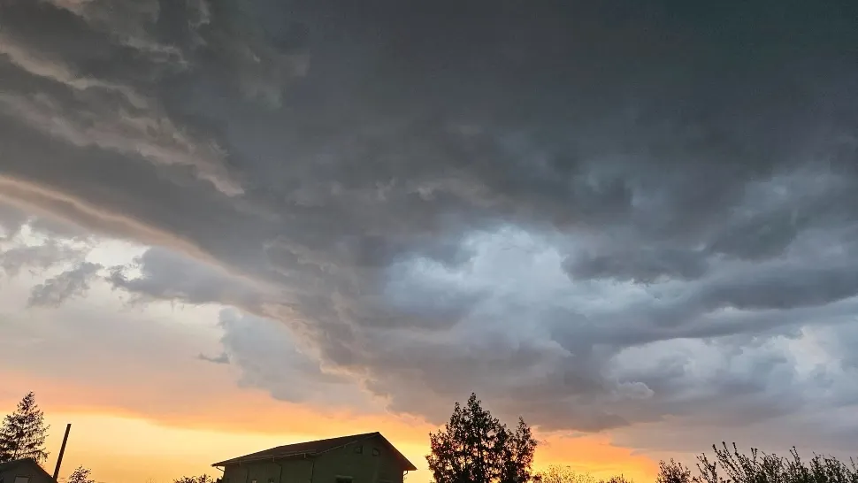 Surprize meteo de 1 Mai: sunt anunțate ninsori și furtuni în mai multe județe din țară