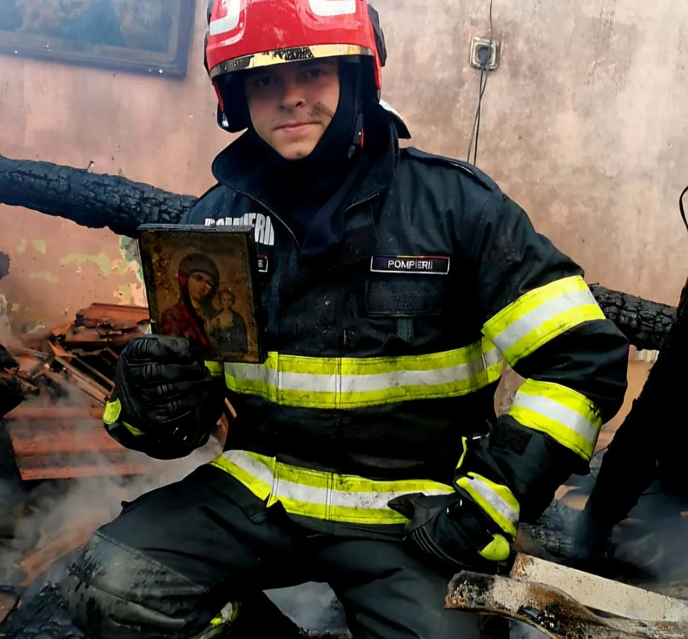 O icoană cu Maica Domnului a rămas intactă după un incendiu în care au ars 3 case! Minune, la Brașov/ Foto: ISU Brașov