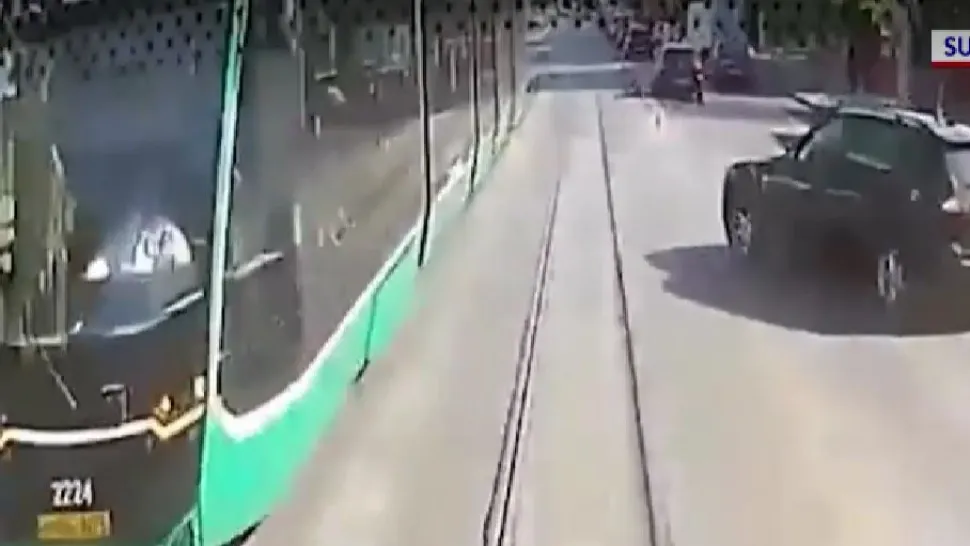 Coliziune spectaculoasă la Iași: un viraj interzis a dus la un accident în lanț între un autobuz și un tramvai