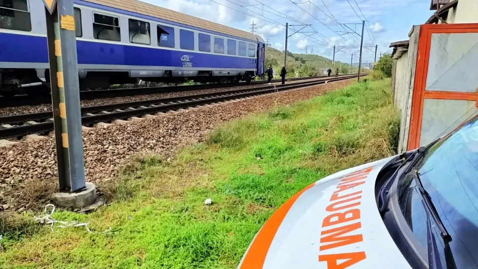 Două persoane sunt inconştiente, după ce o maşină a fost lovită de tren în judeţul Timiş Sursa