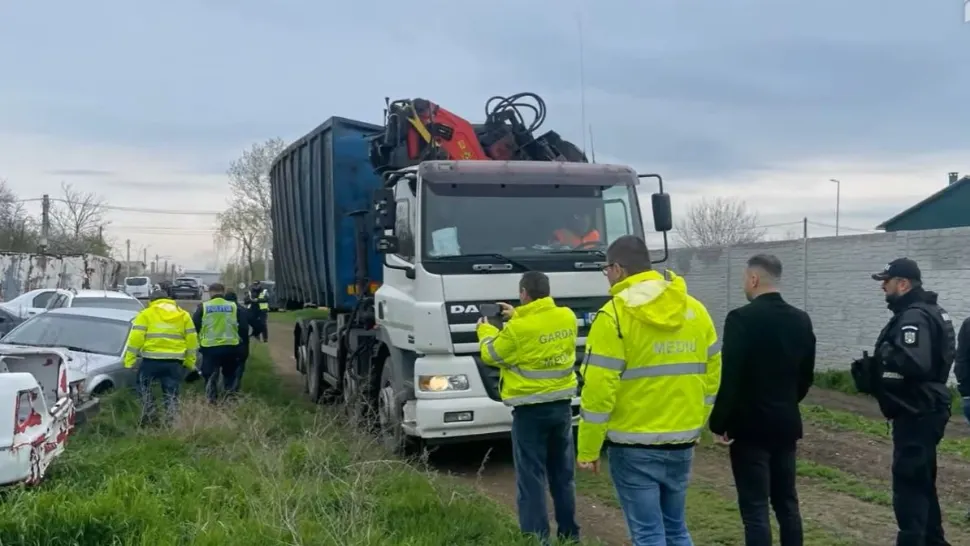 Comisarii de mediu în timpul unei acțiuni. Foto/Arhivă/Garda de Mediu