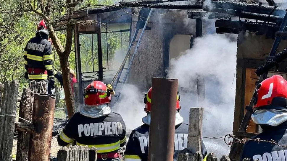 Un foc lăsat nesupravegheat a DISTRUS două case. Incendiu violent în Prahova