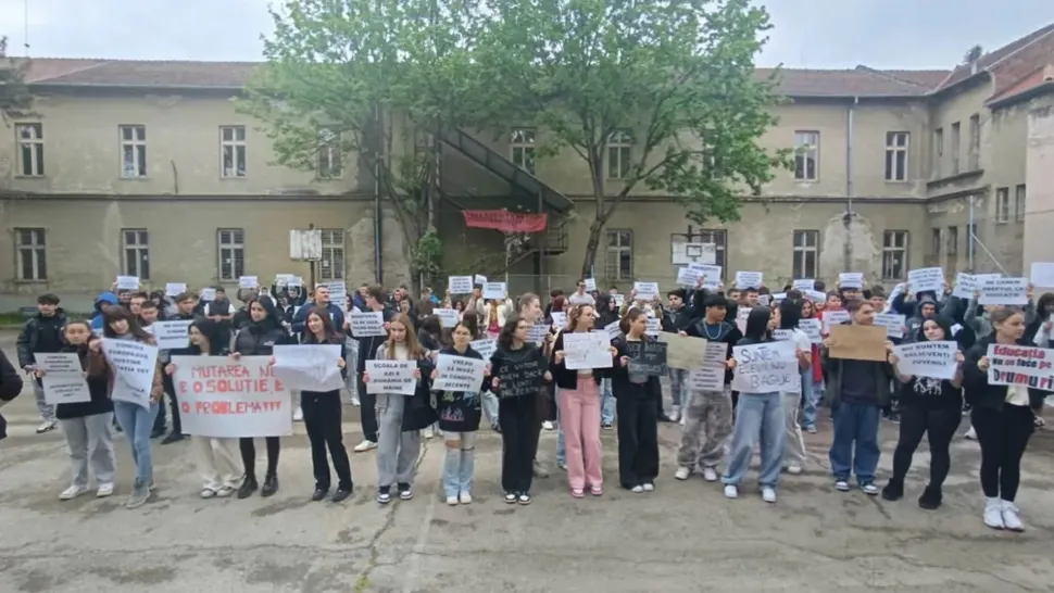 Situație revoltătoare la un liceu din Timişoara: închiriat ca spaţii pentru birouri şi hotel, cu cameră de masaj. Bărbați dezbrăcați, surprinși pe holuri de elevi