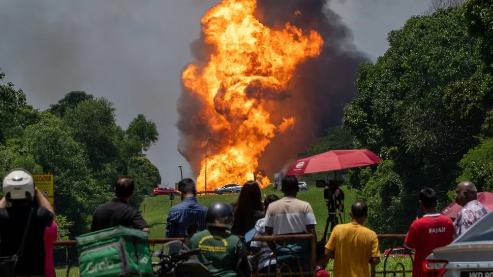 Aproximativ 50 de locuinţe au fost atinse de flăcări. Foto/Profimedia