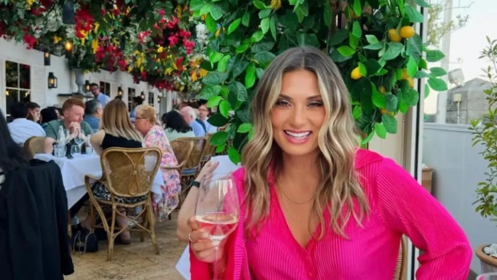 Profesoară, de 30 de ani, arestată după ce mama unui elev a aflat ce îi face fiului său. Christina spune că oamenii se iau de ea pentru că „arată prea bine”