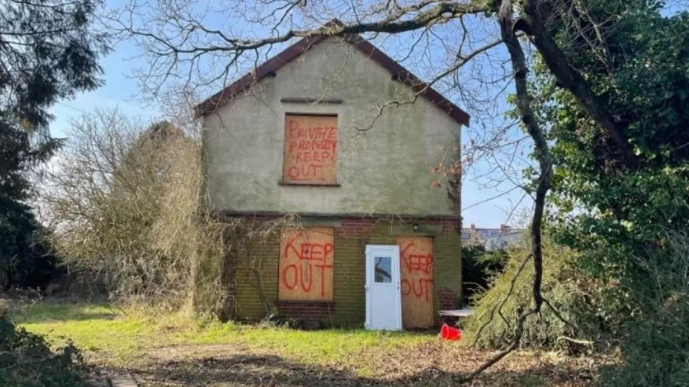 O casă ruinată, cu aspect sinistru și preț neașteptat de mare, a devenit atracția pieței imobiliare. Ce îi atrage pe oameni?