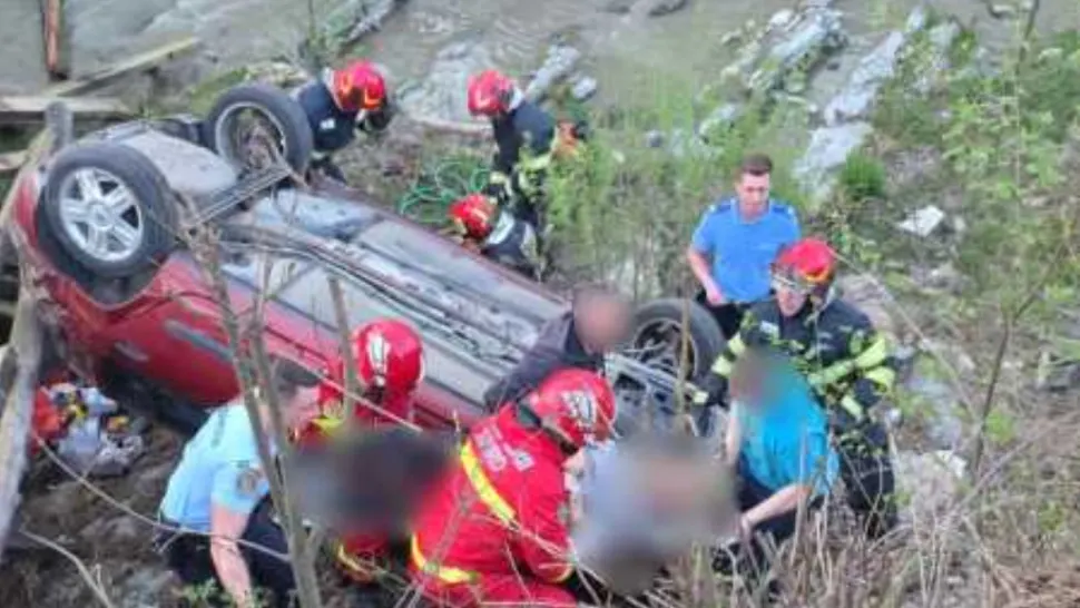 Ironia sorții pentru o familie: Au făcut un podeț, dar au căzut cu mașina în râu după ce acesta s-a prăbușit. Foto: Agerpres