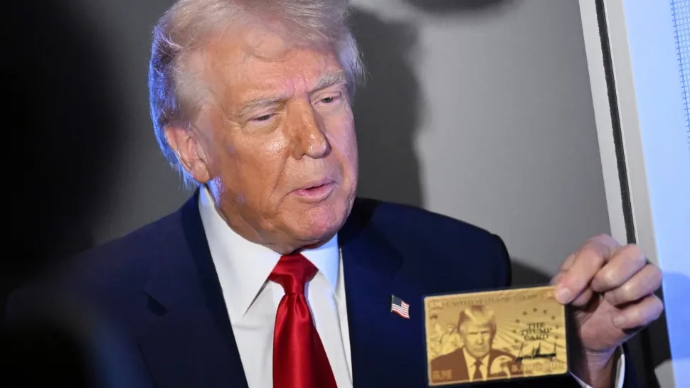 Trump a prezentat cardul de aur. Foto: Profimedia