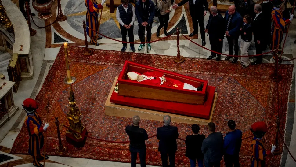 Papam Francisc în sicriu. Foto: Profimedia