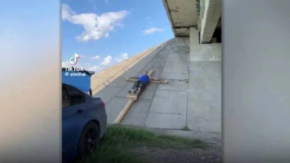 Imagini șocante: luptător MMA răstignit pe cruce și tras de mașină