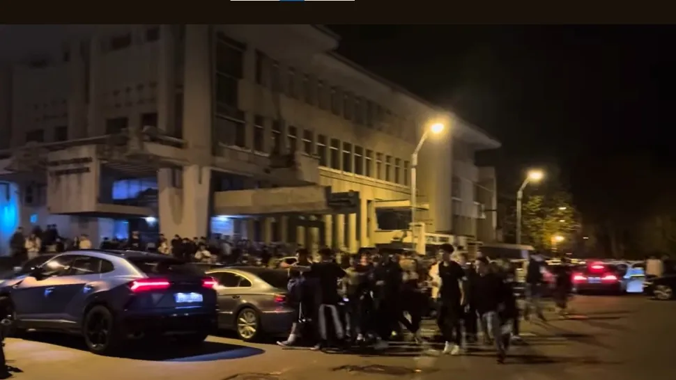 Bal al bobocilor din Baia Mare, oprit de poliție, pe motiv că adolescenții primeau băuturi alcoolice - VIDEO