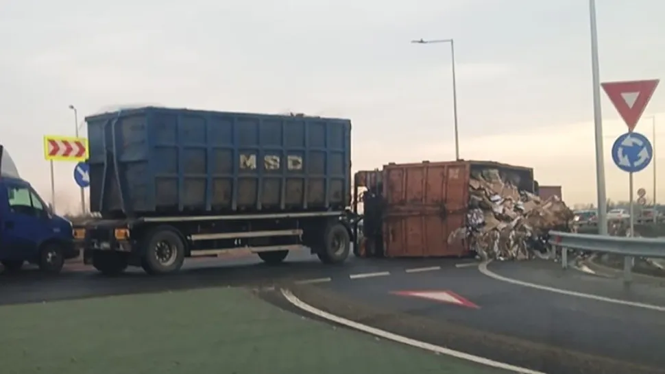 Camion cu deșeuri reciclabile, răsturnat pe Autostrada A7 Buzău-Focşani. Cum s-a întâmplat incidentul