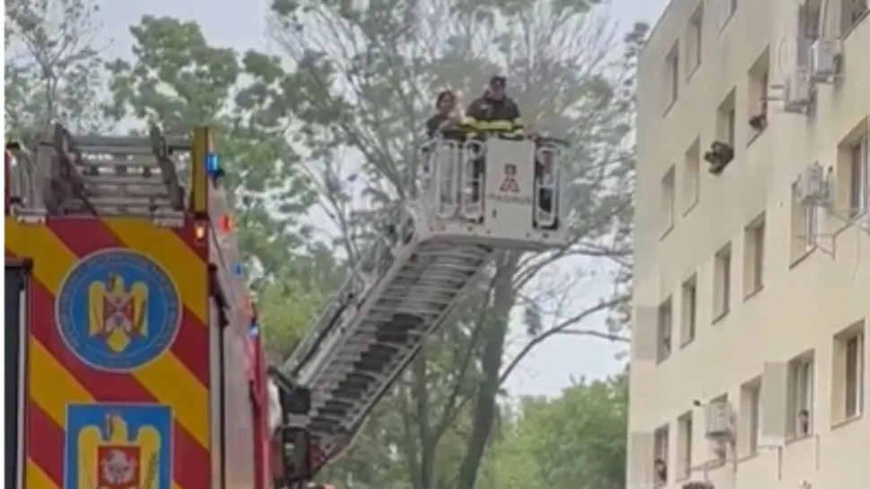 Incendiu într-un bloc din Ploiești. 30 de persoane s-au autoevacuat, altele primesc ajutorul pompierilor / Captură video