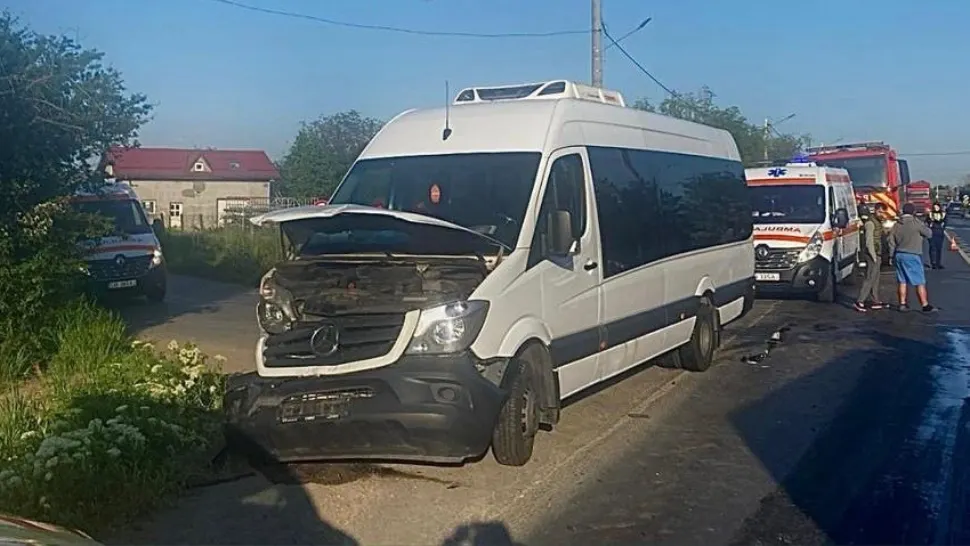 Accident grav între un autoturism şi un microbuz, pe o șosea din Dâmbovița. S-a activat Planul roşu de intervenţie: 5 victime - FOTO