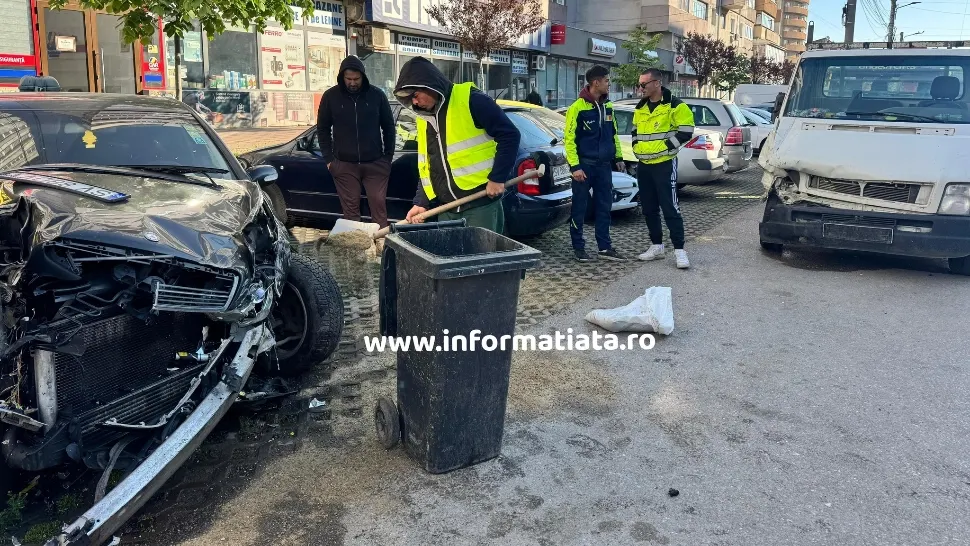 Carambol într-o parcare din Suceava: șapte mașini avariate după ce șoferul a adormit și a intrat cu o camionetă în plin