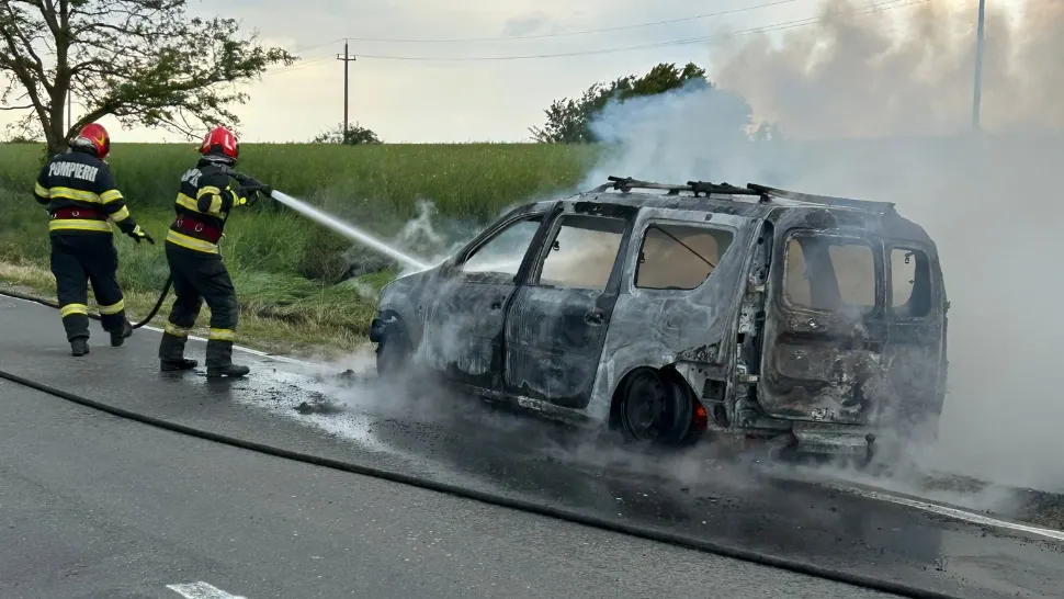 Mașină cuprinsă de flăcări pe DN5B. Trei persoane se aflau în interiorul autoturismului