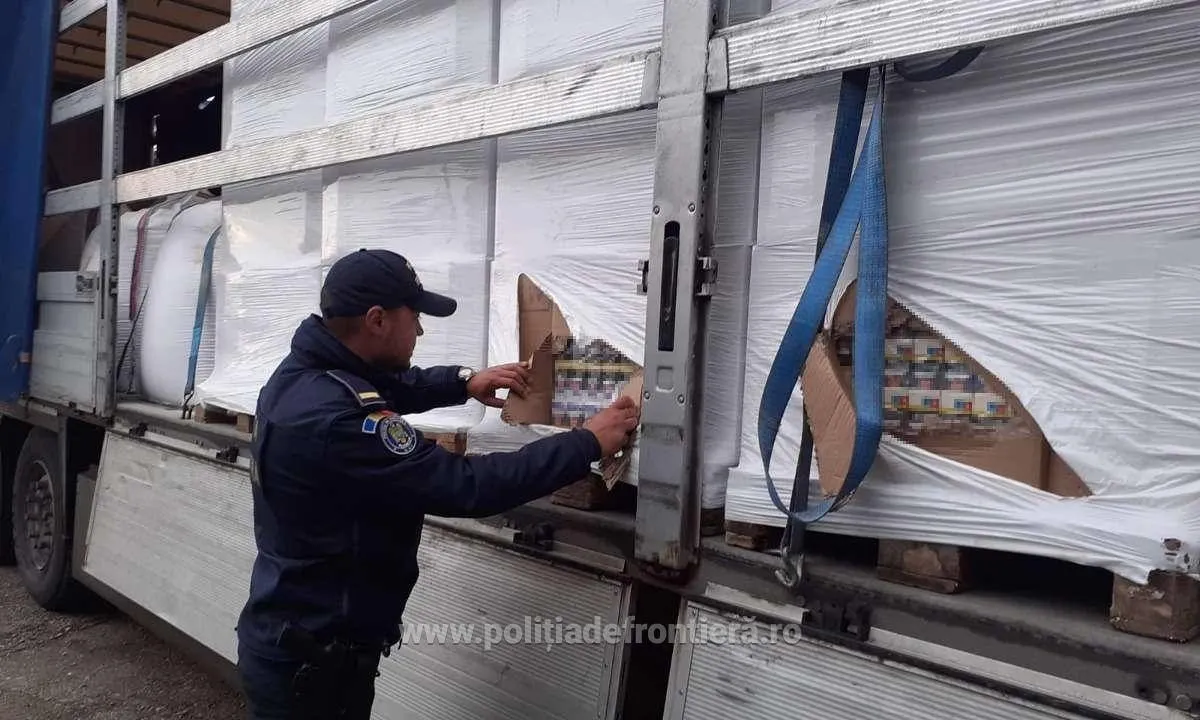 Captură de peste 1,2 milioane de euro în Giurgiu. Ce se ascundea într-un TIR care transporta paleți - FOTO