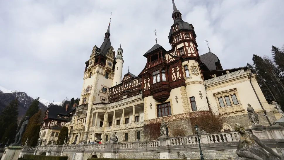 Castelele Peleș și Pelișor limitează numărul turiștilor. Intrarea în cele două muzee va avea loc la ore fixe